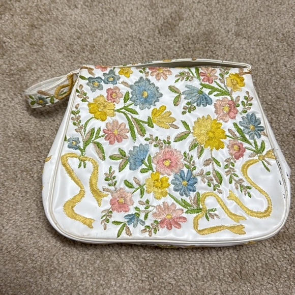 Floral Embroidered White Handbag - Picture 7 of 8